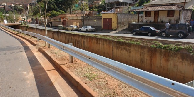 Contra risco de enchentes, Prefeitura inicia desassoreamento de canal no Gabiroba