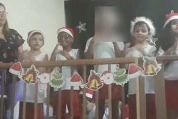 Colegas de sala fazem cantata de Natal em Libras para menino surdo participar