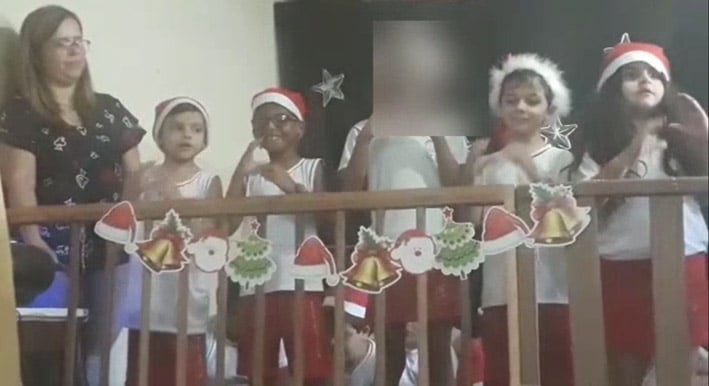 Colegas de sala fazem cantata de Natal em Libras para menino surdo participar