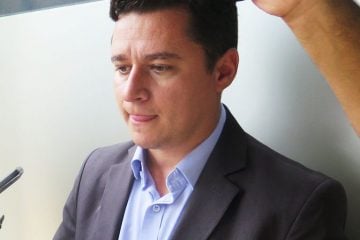 “Algumas palavras não se sustentaram”, lamenta Carlin após derrota na Câmara