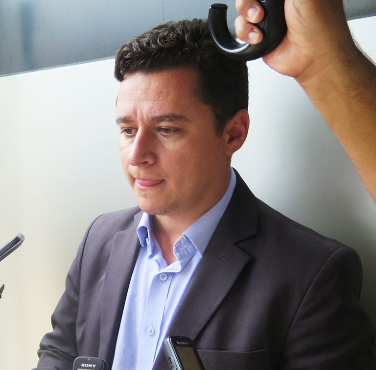 “Algumas palavras não se sustentaram”, lamenta Carlin após derrota na Câmara