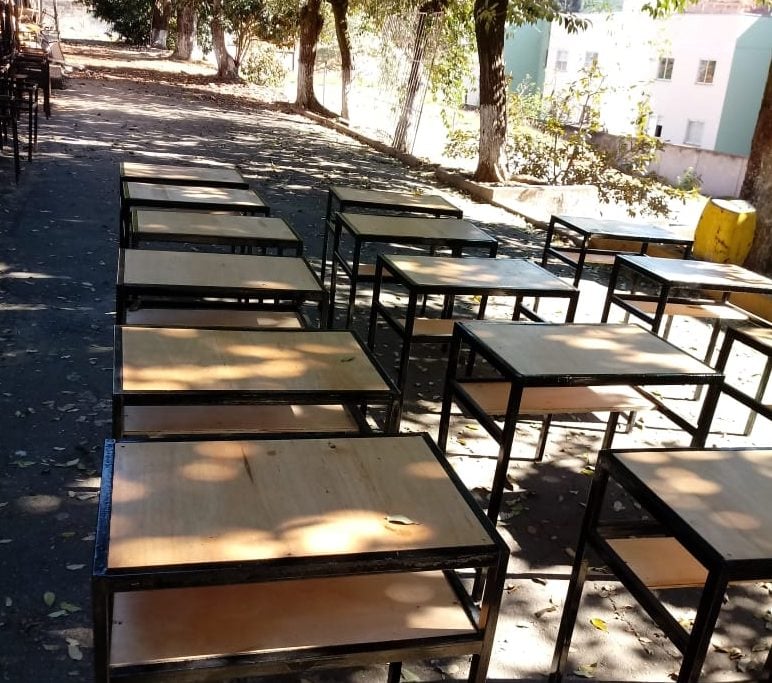 Carteiras escolares inutilizadas são recuperadas pela Prefeitura
