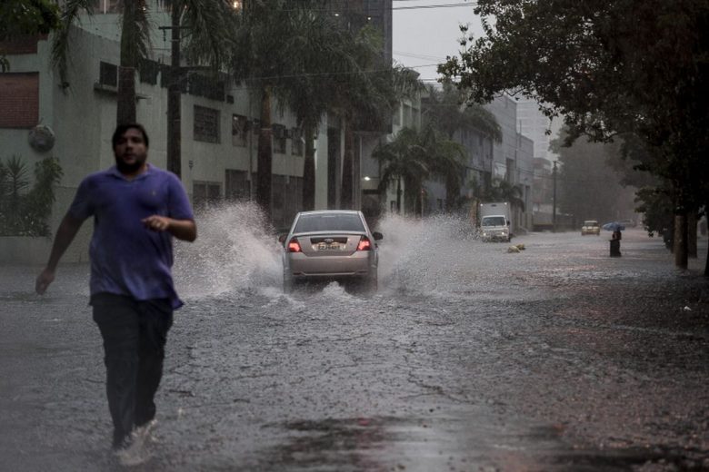 Temporal mata duas pessoas e alaga regiões da Grande São Paulo