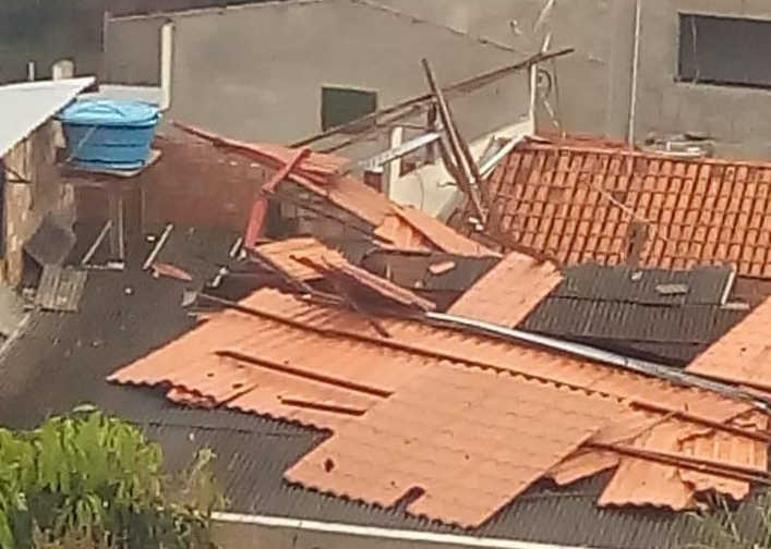 Temporal destelha casas, destrói ruas e derruba árvores em Mariana