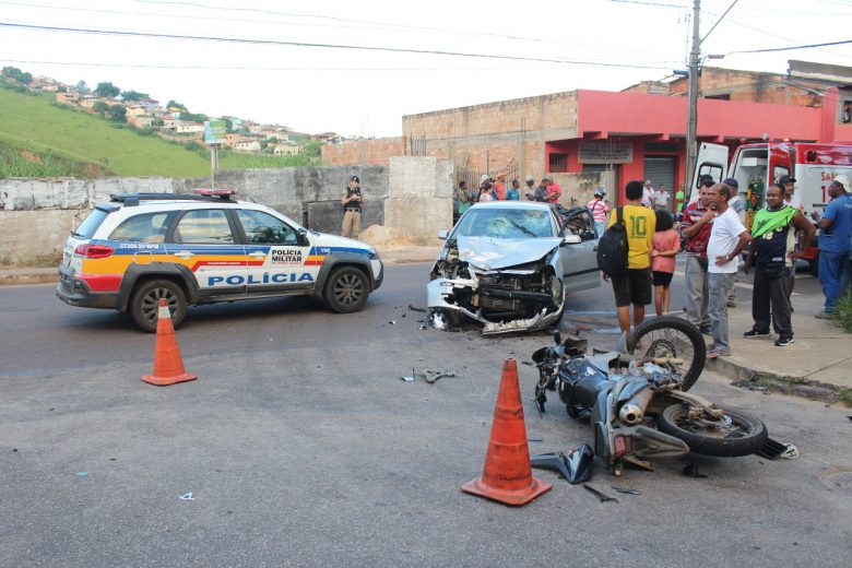 Colisão entre carro e duas motos deixa feridos no Bairro João XXIII em Itabira