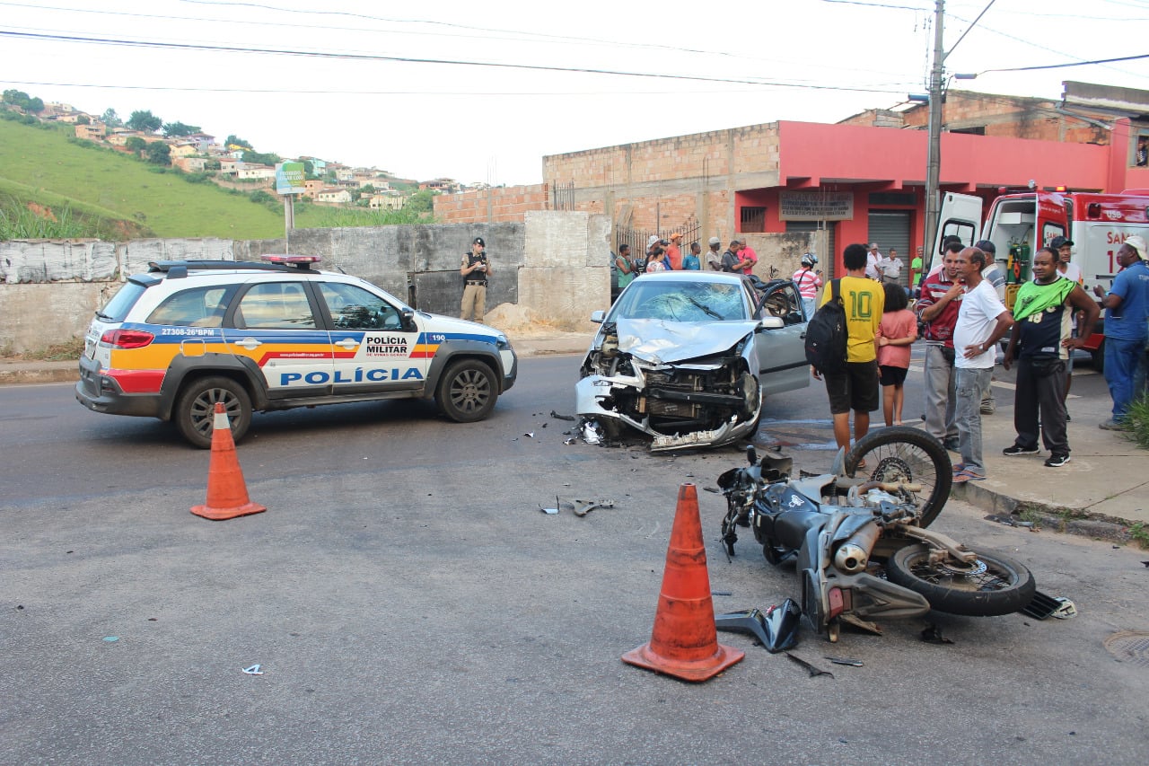 Colisão entre carro e duas motos deixa feridos no Bairro João XXIII em Itabira