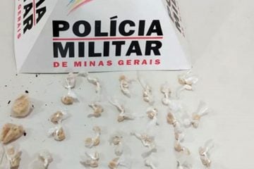 Ao se deparar com a PM, homem joga fora sacola com crack e foge em Itabira