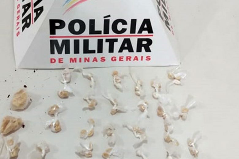 Ao se deparar com a PM, homem joga fora sacola com crack e foge em Itabira