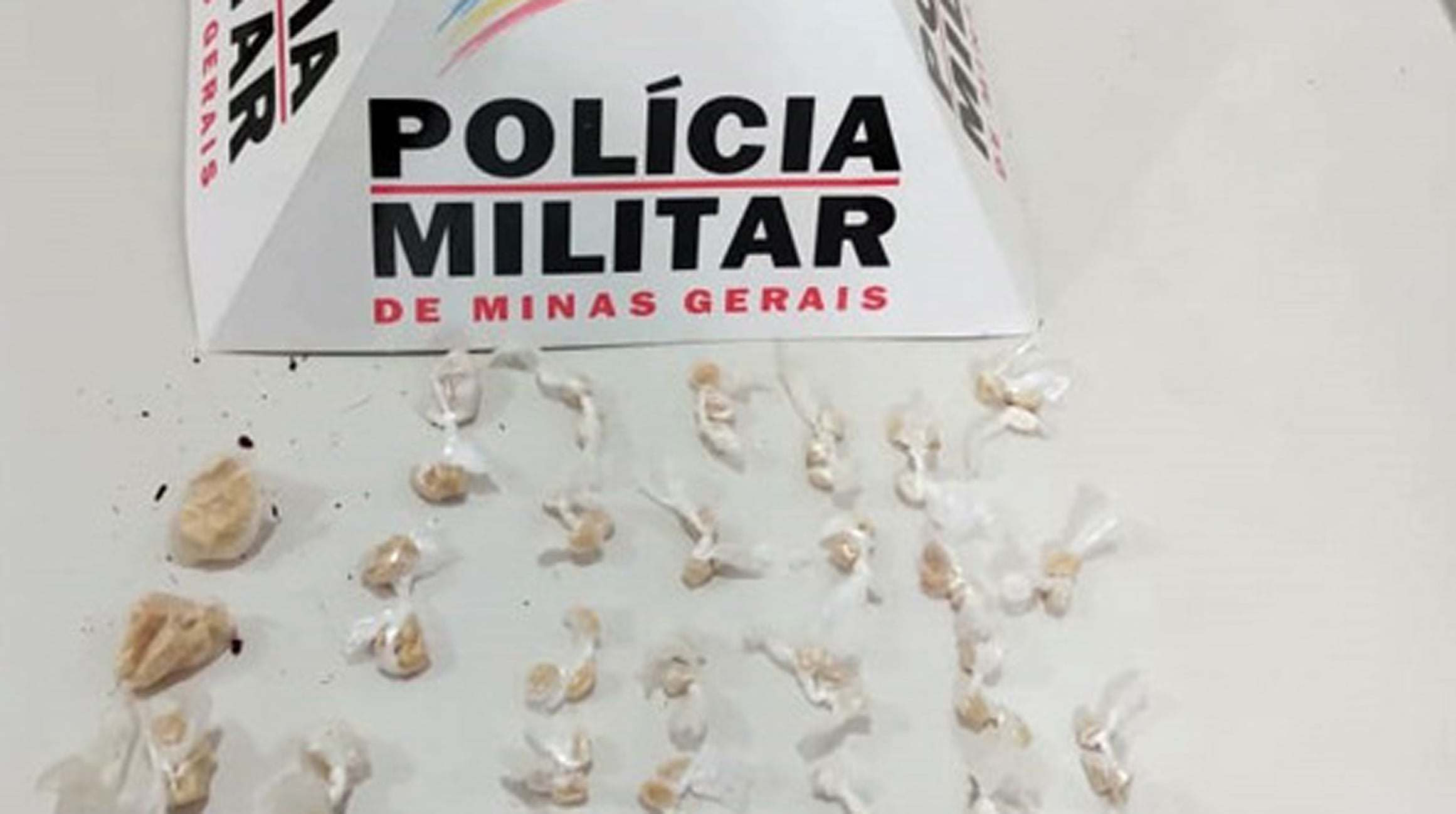 Ao se deparar com a PM, homem joga fora sacola com crack e foge em Itabira