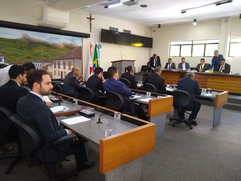 Câmara de Itabira vota fim da verba de gabinete, LDO e projetos com doações e vendas de áreas
