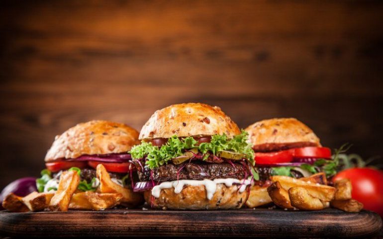 Hamburgueria oferece vaga para garçom em Itabira
