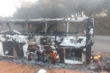 Ônibus de turismo pega fogo e interdita trânsito na BR-381