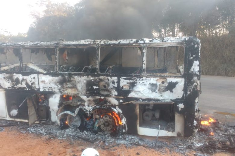 Ônibus de turismo pega fogo e interdita trânsito na BR-381