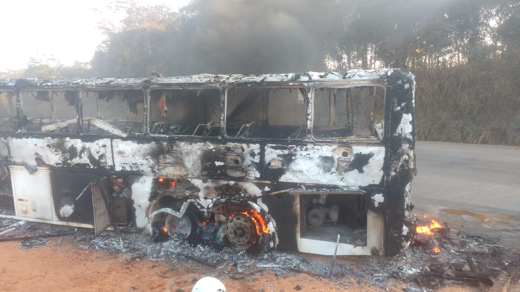 Ônibus de turismo pega fogo e interdita trânsito na BR-381