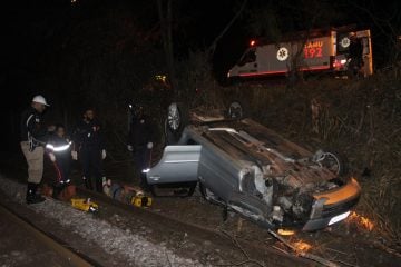 Carro com quatro ocupantes capota em Itabira