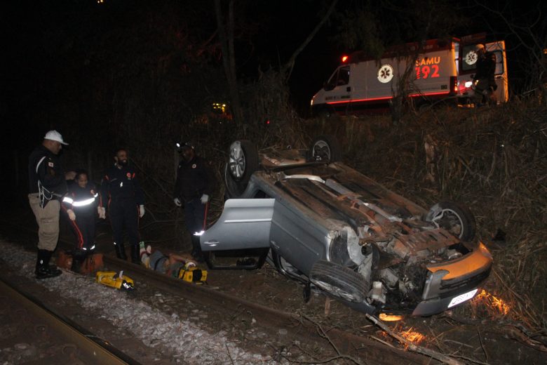 Carro com quatro ocupantes capota em Itabira