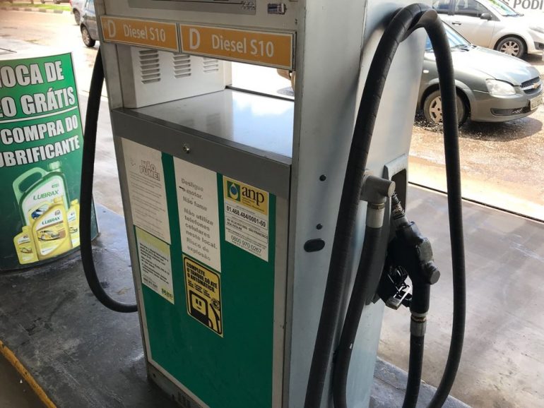 Após três cortes, Petrobras aumenta preço do diesel em 3,9% Após três cortes, Petrobras aumenta preço do diesel em 3,9%