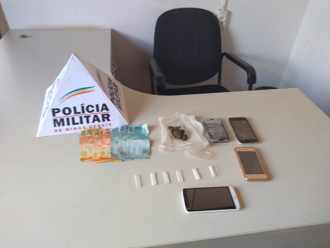 Denúncia leva Polícia Militar a prender traficante em flagrante