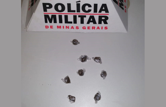 Adolescente é flagrado com drogas em praça de Itabira