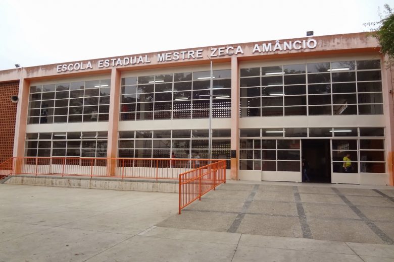 Pedra lançada da rua atinge criança na cabeça em escola em Itabira