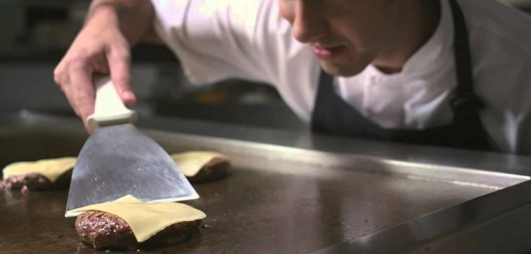 Hamburgueria contrata chapeiro e auxiliar de produção em Itabira