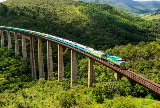 Risco em barragem interdita ferrovia; passageiro faz parte da rota de ônibus