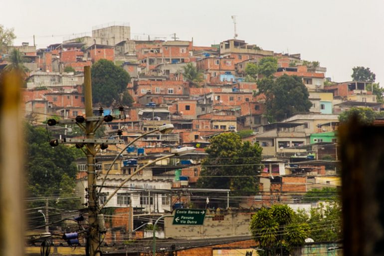 Moradores e pesquisadores escrevem dicionário online sobre favelas
