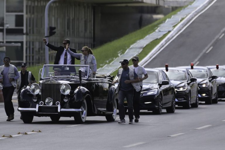 Ensaio da posse de Bolsonaro tem desfile em carro aberto