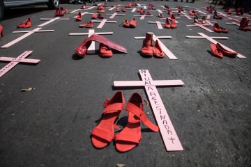 Outro feminicídio: Mulher de 32 anos é morta a facadas na frente das filhas