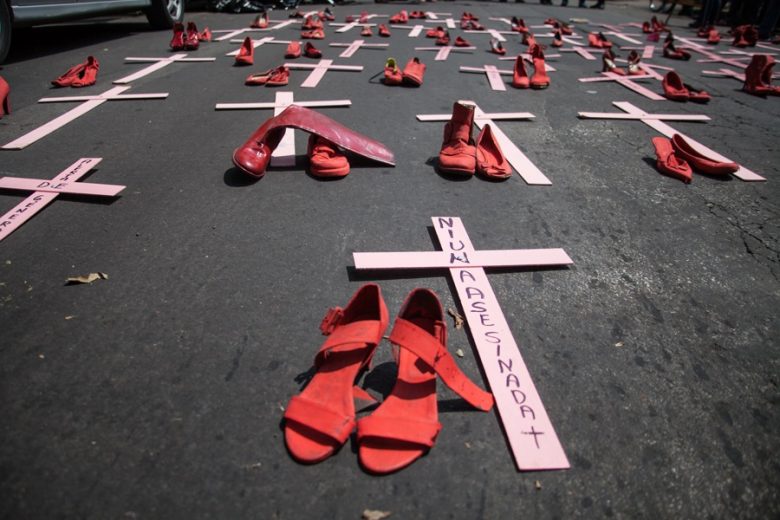 Outro feminicídio: Mulher de 32 anos é morta a facadas na frente das filhas