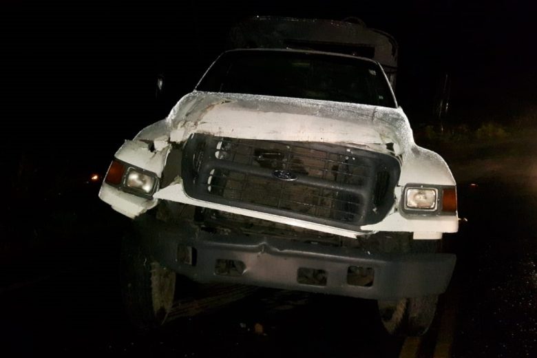 Colisão frontal entre dois veículos deixa um morto e um ferido na estrada para Ferros