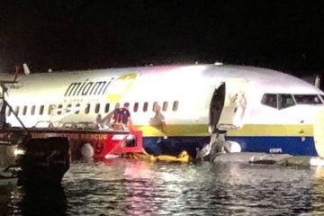 Boeing 737 sai da pista e cai em rio na Flórida