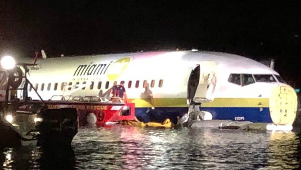 Boeing 737 sai da pista e cai em rio na Flórida
