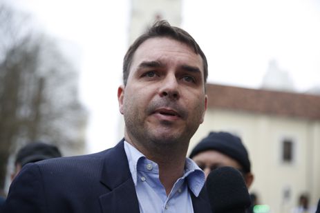 Flávio Bolsonaro diz que ex-assessor vai se explicar ao MPF