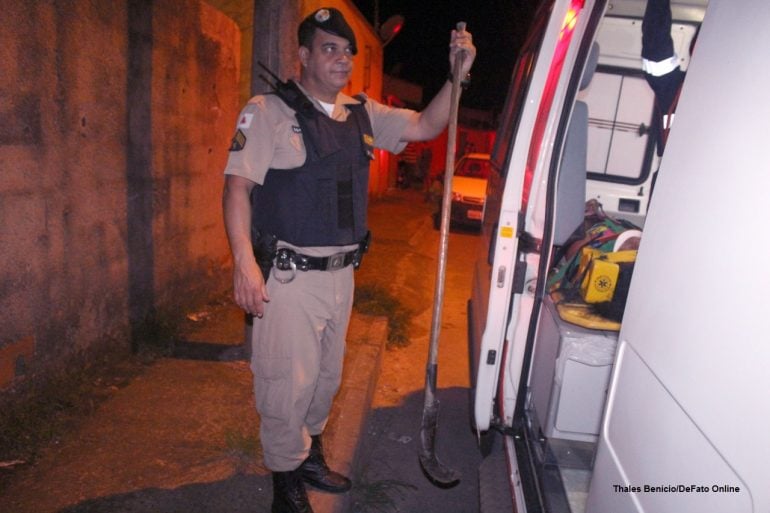 Homem usa foice para agredir casal em Itabira