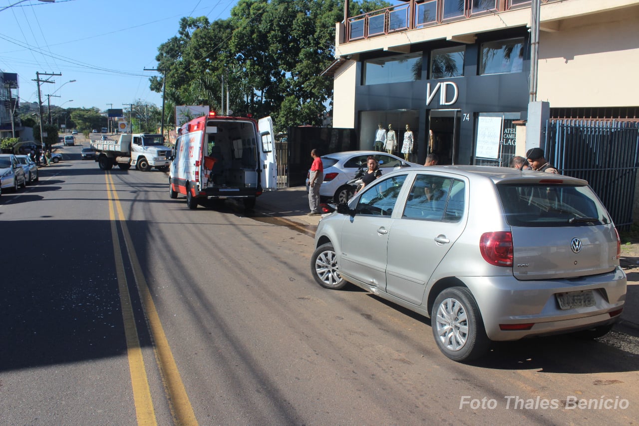 Motoqueiro fica ferido ao bater em carro durante ultrapassagem