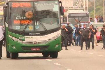Homem armado mantém reféns em ônibus na Ponte Rio-Niterói