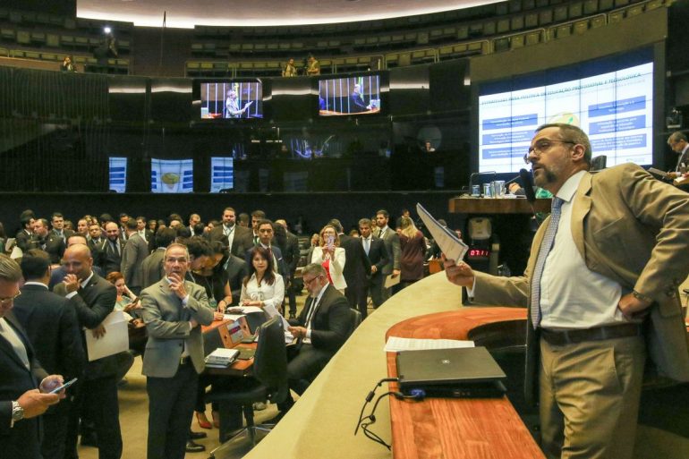 Na Câmara, Weintraub diz que prioridade do governo é educação básica