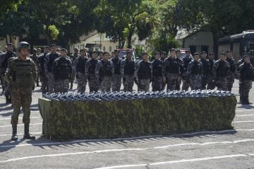 Exército doa mil fuzis para Polícia Militar do Rio de Janeiro