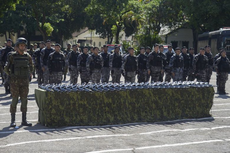 Exército doa mil fuzis para Polícia Militar do Rio de Janeiro