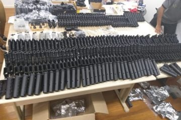 Polícia encontra 117 fuzis em casa de amigo do acusado de matar Marielle Franco
