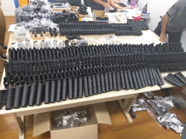 Polícia encontra 117 fuzis em casa de amigo do acusado de matar Marielle Franco