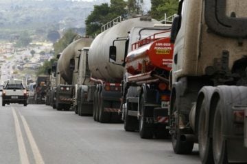 Caminhoneiros do Paraná fazem carreata pela tabela do frete