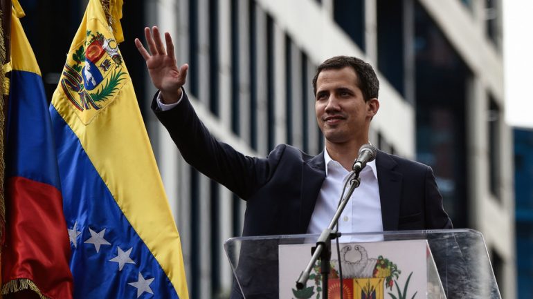 Em dia de protestos tímidos, Guaidó pede que venezuelanos continuem saindo às ruas