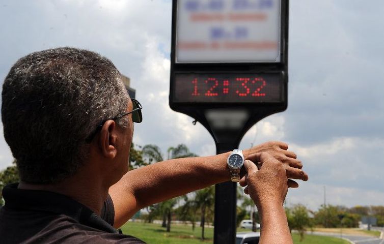 Aplicação do Enem adia início do horário de verão