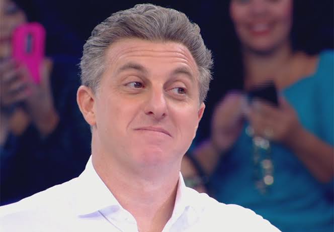 Luciano Huck pede desculpas por ofender seguidora em live no Instagram