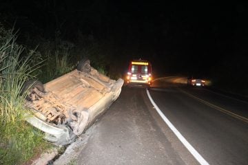 Carro capota em acidente perto da Barragem de Itabiruçu e motorista sai ilesa