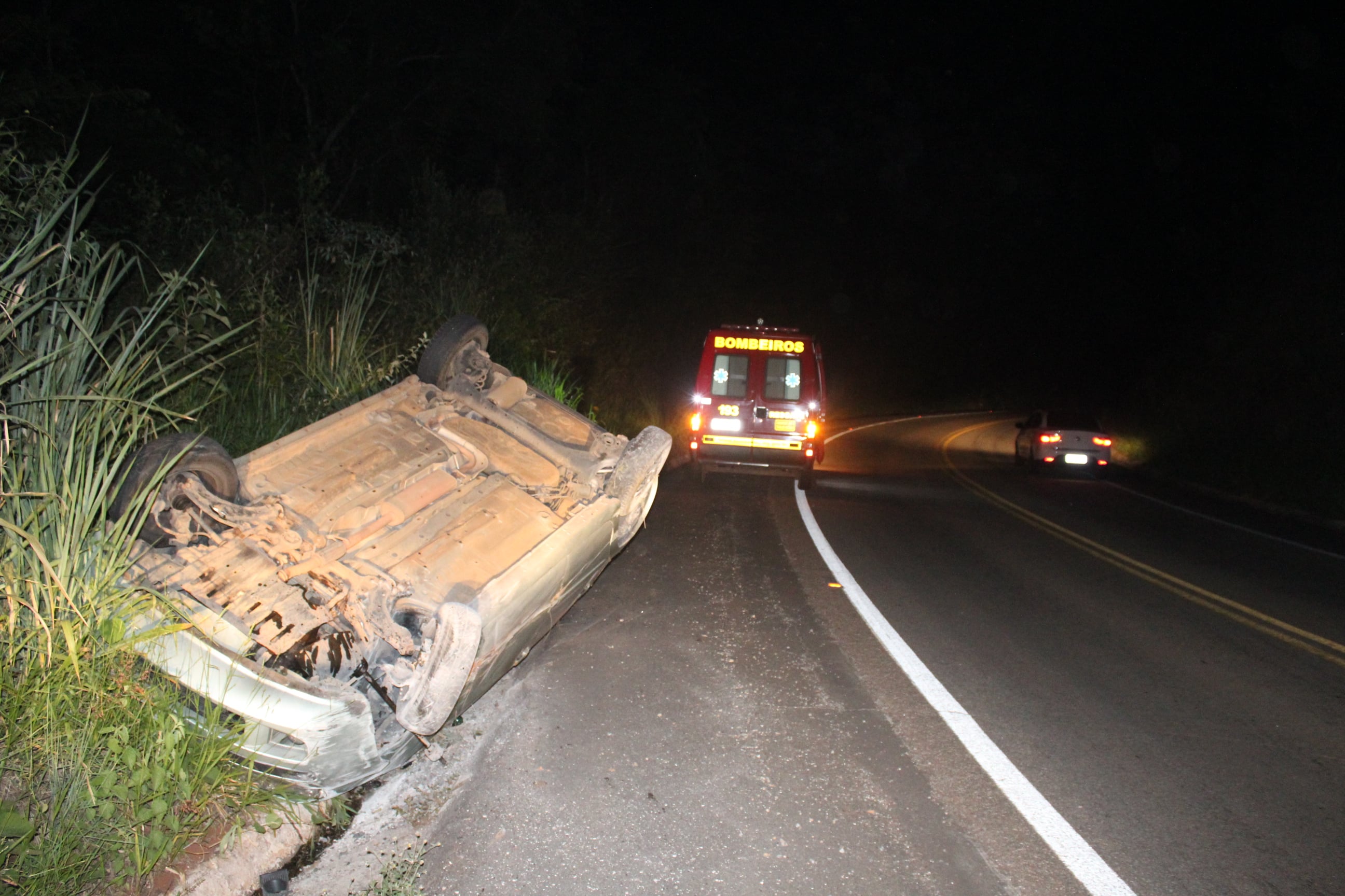 Carro capota em acidente perto da Barragem de Itabiruçu e motorista sai ilesa