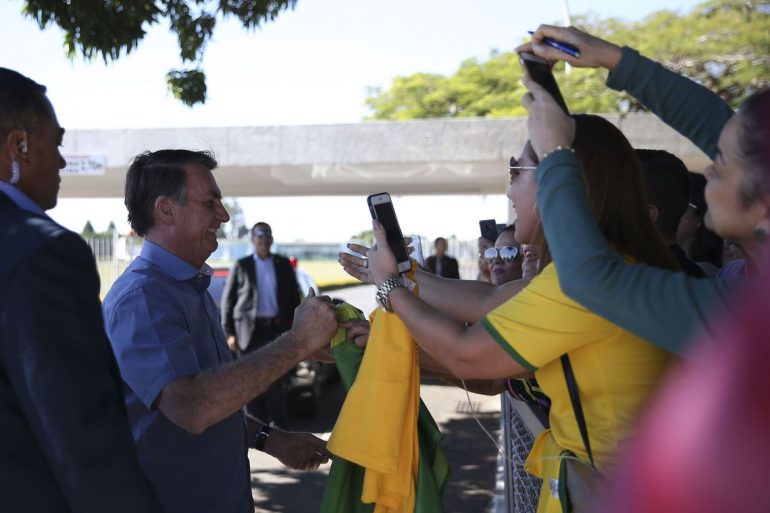 Bolsonaro diz que Legislativo quer deixá-lo como rainha da Inglaterra Bolsonaro diz que Legislativo quer deixá-lo como rainha da Inglaterra