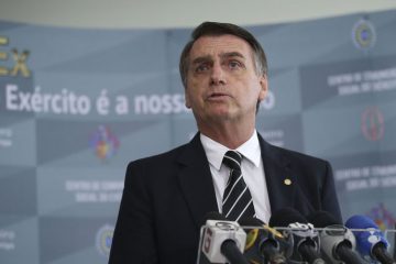 Bolsonaro passa parte do dia em Pirassununga, no interior de SP